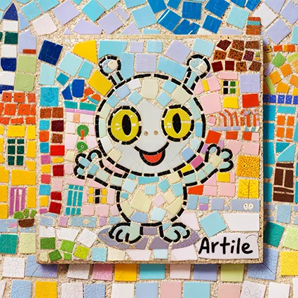 Mosaic design of the Morribongo family’s small smiling alien pet.
